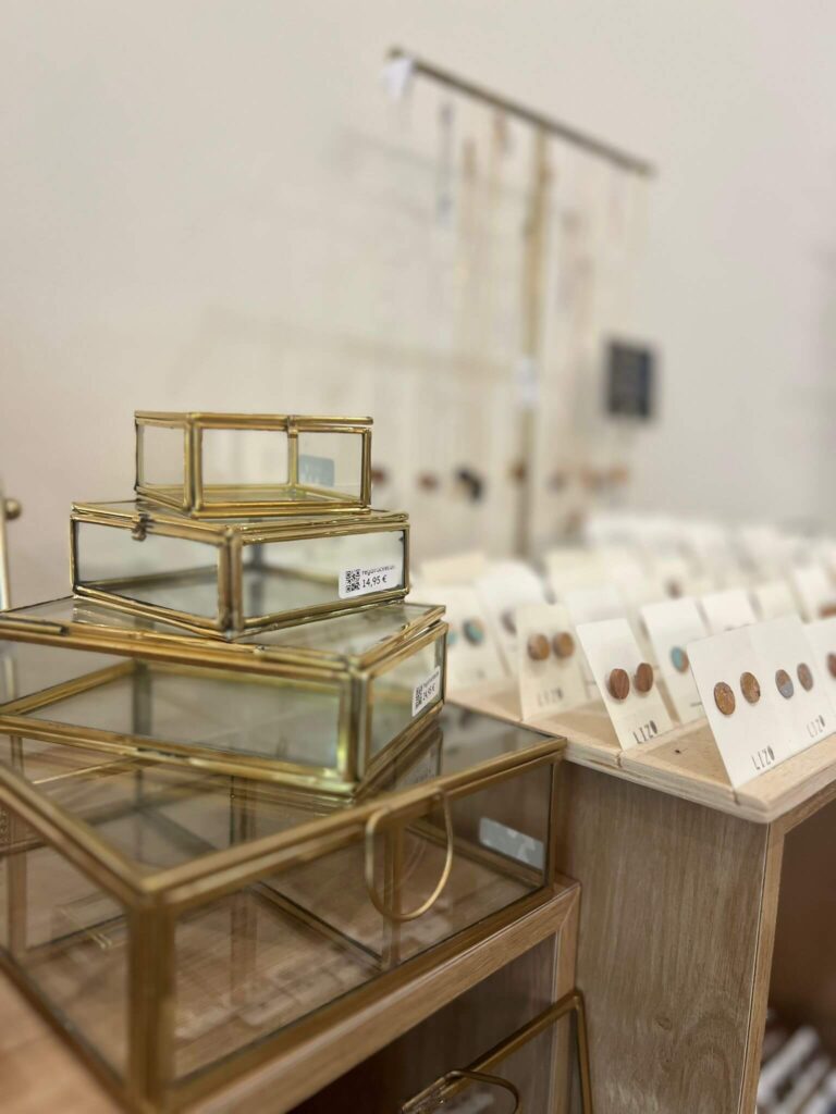 Glasboxen und Schmuck-Ausstellung im Geschäft